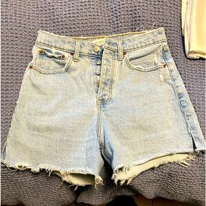 Abercrombie and Fitch 7” dad shorts